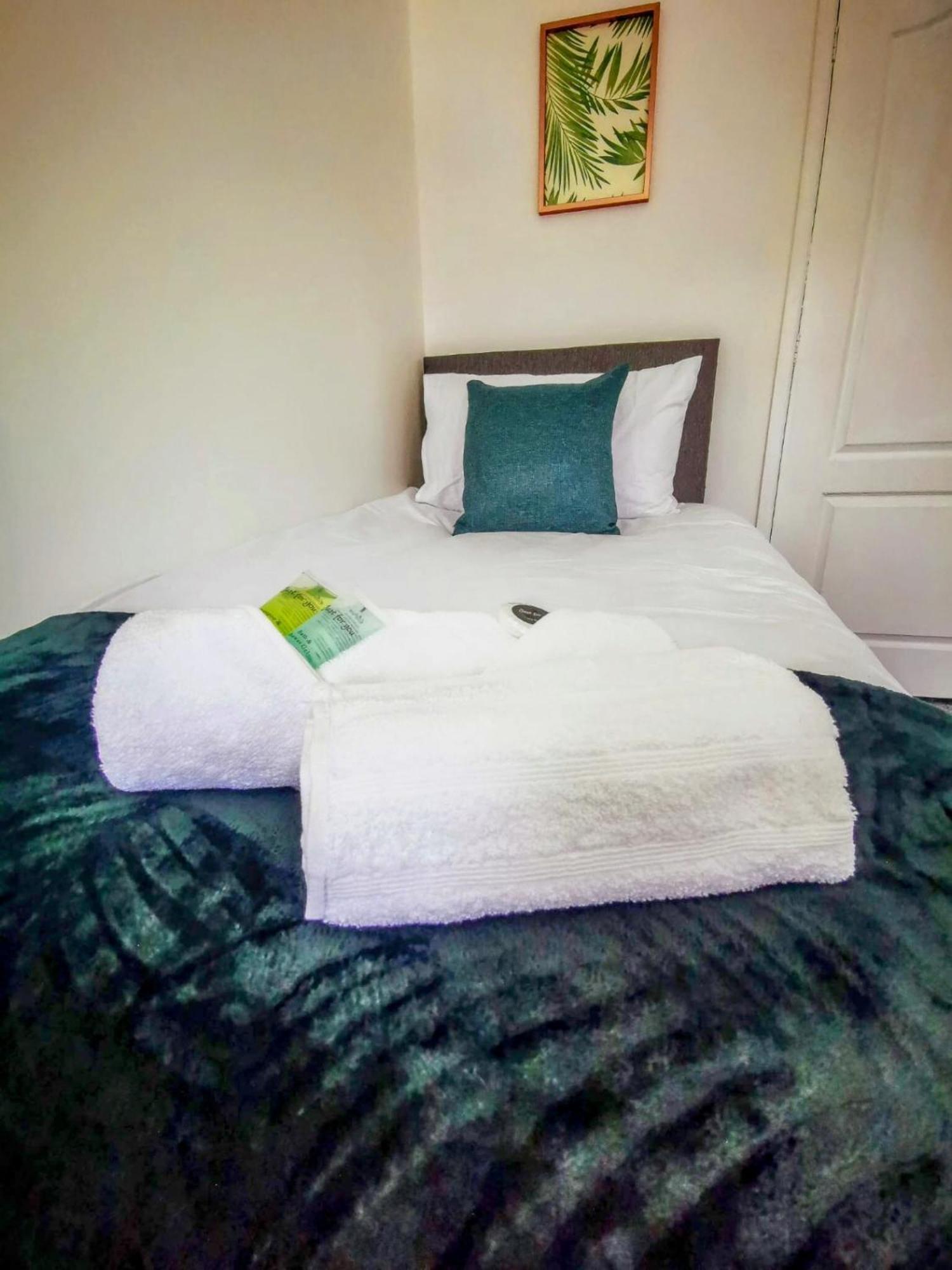 No 7 - Bright, Spacious 3 Bed Home With Parking & Wifi Huyton Kültér fotó
