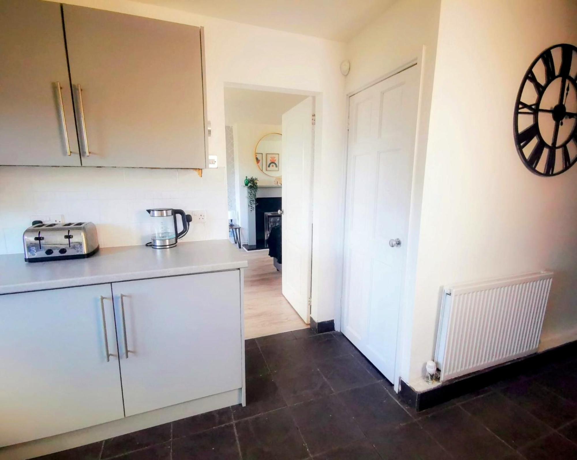 No 7 - Bright, Spacious 3 Bed Home With Parking & Wifi Huyton Kültér fotó