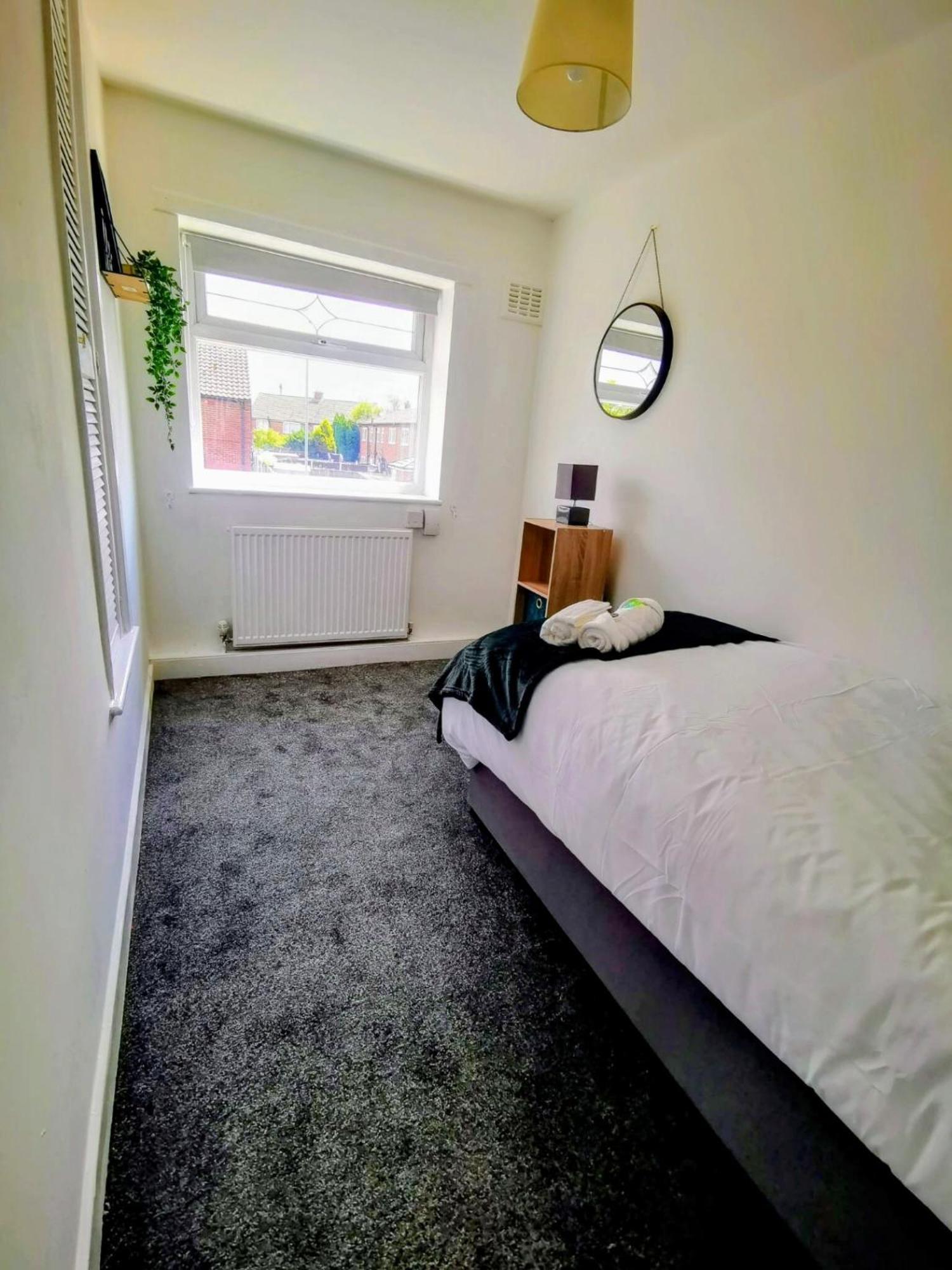 No 7 - Bright, Spacious 3 Bed Home With Parking & Wifi Huyton Kültér fotó