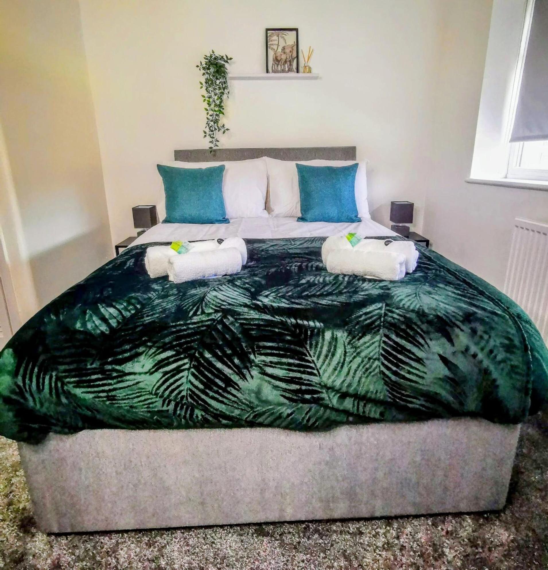 No 7 - Bright, Spacious 3 Bed Home With Parking & Wifi Huyton Kültér fotó